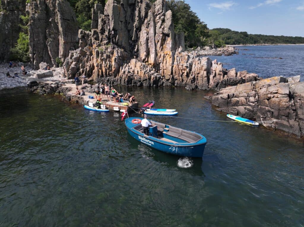 Elektrisk båd ved Helligdomsklipperne på Bornholm